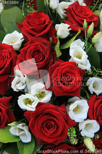 Image of White and red wedding arrangement