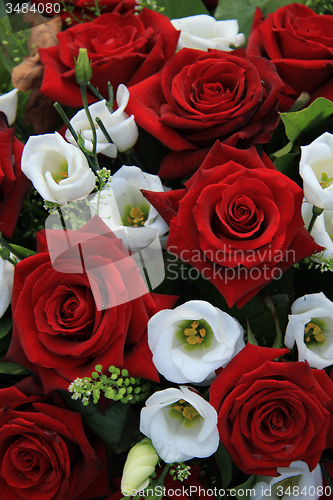 Image of White and red wedding arrangement