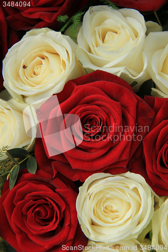 Image of Red and white roses in a wedding arrangement