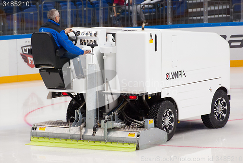 Image of Smoothing the ice surface