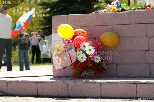 Image of Flowers on the monument