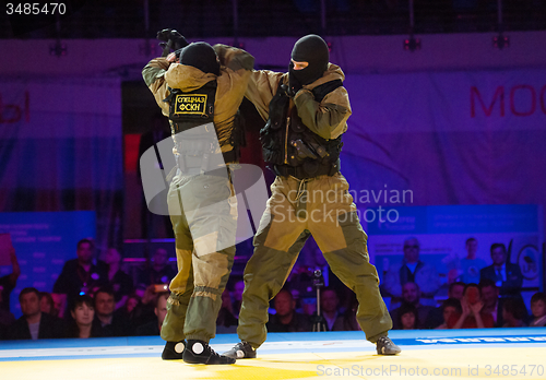 Image of SWAT soldiers fight