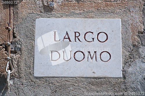 Image of Road sign indicating a street name in Italian "Largo Duomo" in E