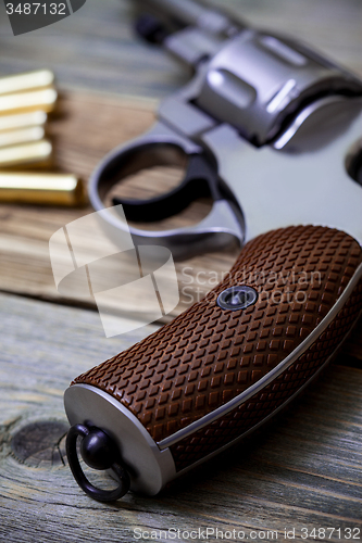 Image of revolver pistol with ammunition