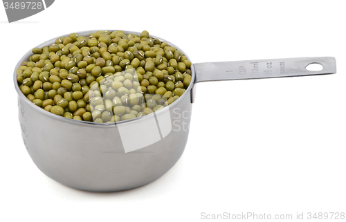 Image of Green mung beans in a measuring cup