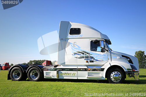 Image of White Volvo VNL 64T 670 Truck Tractor on Display