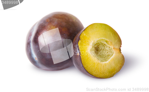 Image of Whole and half of violet plums near