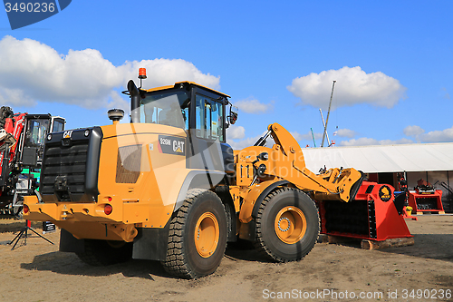 Image of CAT 926M Wheel Loader on Display