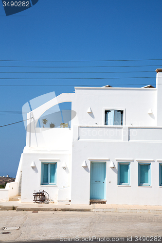 Image of house in santorini greece   white and blue 