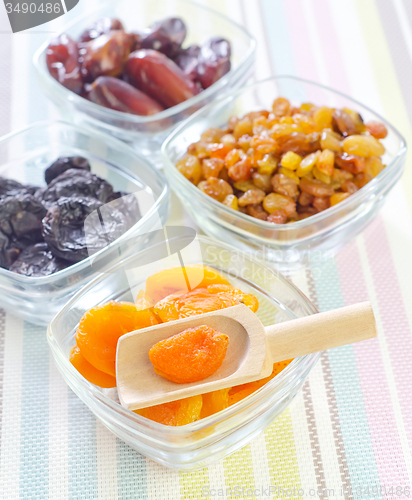 Image of dried apricots, raisins and dates