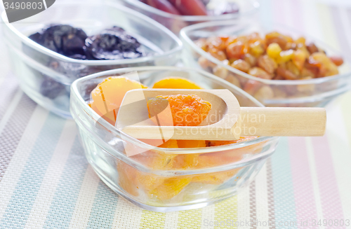 Image of dried apricots, raisins and dates