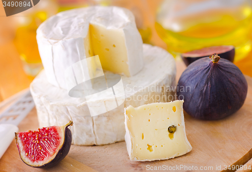 Image of cheese and fig