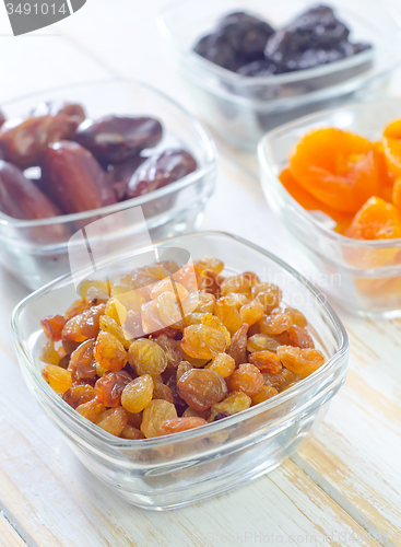 Image of dried apricots, raisins and dates