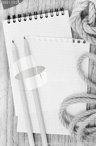 Image of note and pencils
