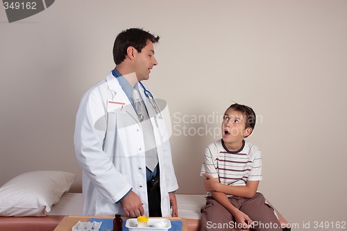 Image of Dorctor talking with patient