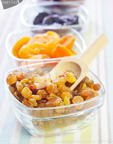 Image of dried apricots, raisins and dates