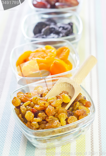 Image of dried apricots, raisins and dates