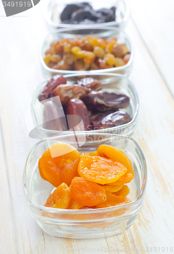 Image of dried apricots, raisins and dates