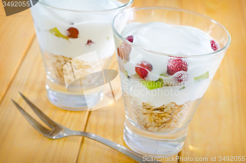 Image of yogurt and oat flakes