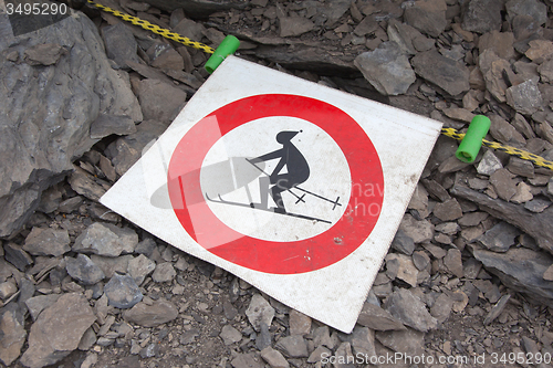 Image of No ski sign