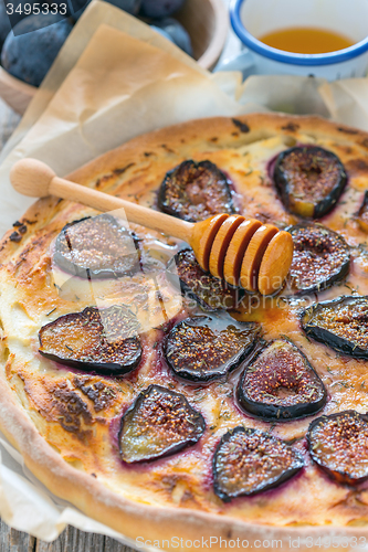 Image of Pizza with ricotta, figs, thyme and honey.