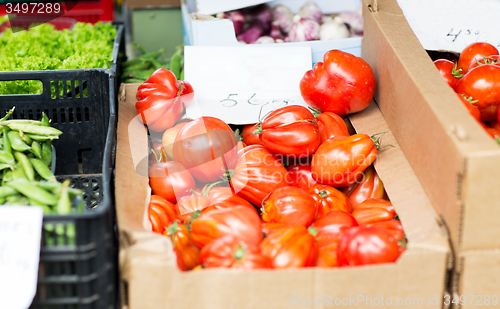 Image of oxheart tomatoes in box at street market