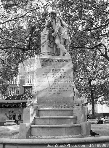 Image of Black and white Shakespeare statue in London