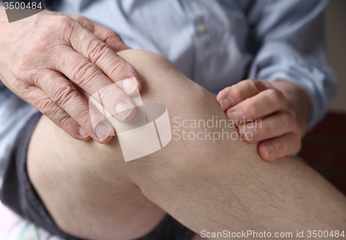 Image of man experiencing sore knee