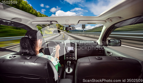 Image of Woman behind the wheel of a car.