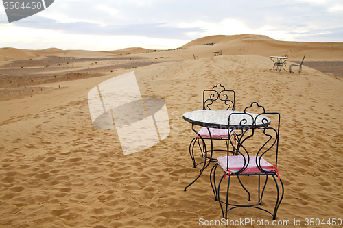 Image of table and seat in   yellow sand