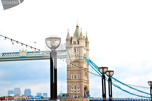 Image of london tower in   bridge and the cloudy sky