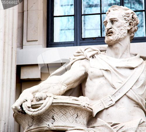 Image of marble and statue in old city of london england