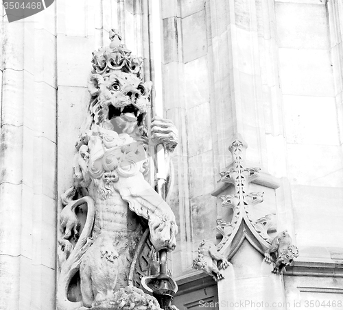 Image of marble and statue in old city of london england