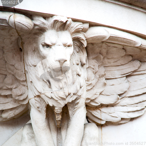 Image of marble and statue in old city of london england