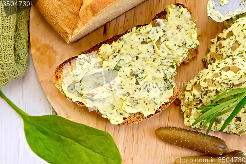 Image of Sandwich with butter spinach and cucumbers on round board