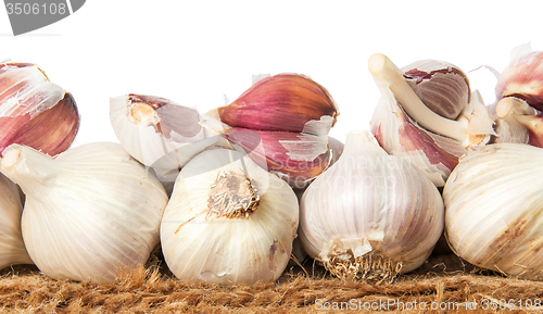 Image of Pile of whole and cloves of garlic on sackcloth