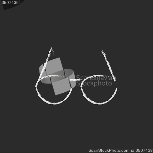 Image of Eyeglasses icon drawn in chalk.