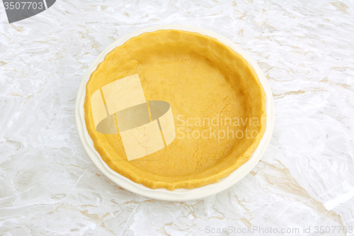 Image of Circular pie dish lined with pastry