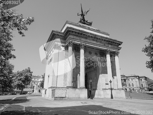 Image of Black and white Wellington arch in London