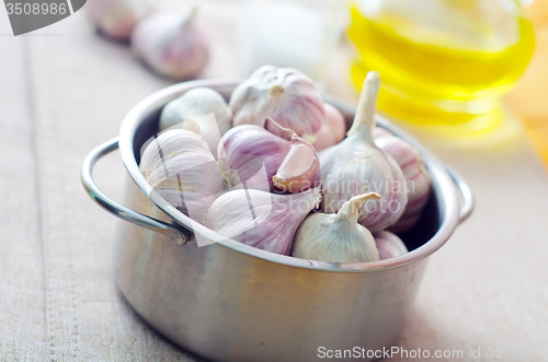 Image of garlic in metal bowl on the table