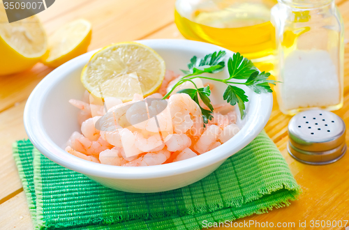 Image of boiled shrimps in the white bowl on the table