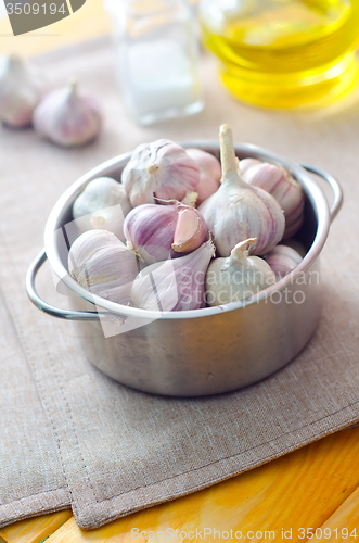 Image of garlic in metal bowl on the table