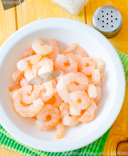 Image of boiled shrimps in the white bowl on the table