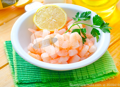 Image of boiled shrimps in the white bowl on the table