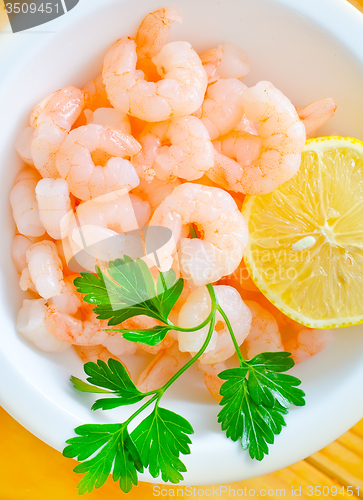 Image of boiled shrimps in the white bowl on the table