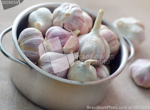 Image of garlic in metal bowl on the table