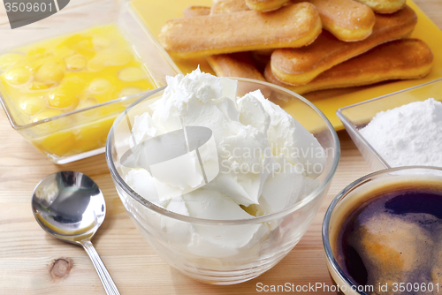 Image of Mascarpone in glass bowl, ingredients for tiranisu