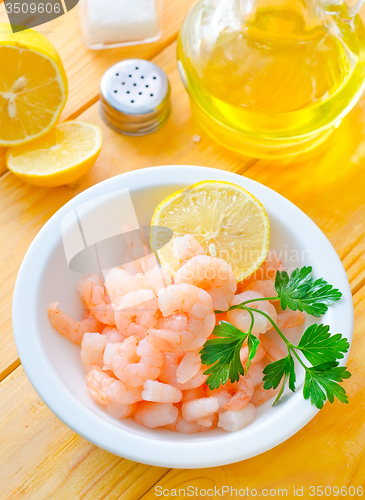 Image of boiled shrimps in the white bowl on the table