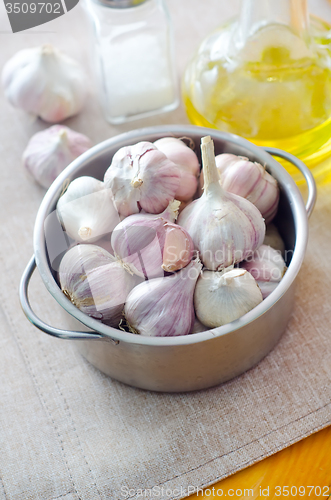 Image of garlic in metal bowl on the table