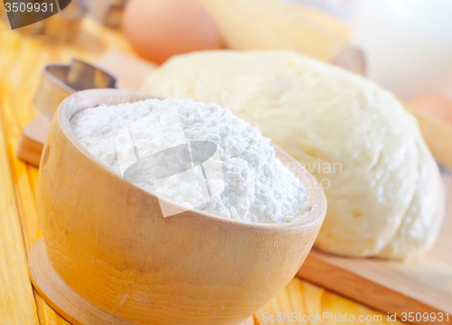 Image of Flour in the wooden bowl